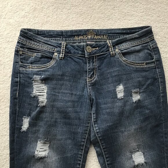 ALMOST FAMOUS DISTRESSED CAPRI JEANS SIZE 7 - Picture 6 of 7